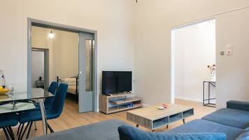 Superior Two Bedroom Apartment with Old Town View | Coin séjour | TV connectée