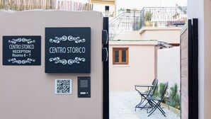 Zona de recepción con indicaciones hacia el Centro Histórico y habitaciones 6-7.