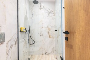 Studio with Garden View | Baðherbergi | Sturta, snyrtivörur án endurgjalds, hárblásari, handklæði