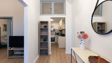 Superior Two Bedroom Apartment with Old Town View | Tallelokero huoneessa, kannettavalle tietokoneelle sopiva työtila