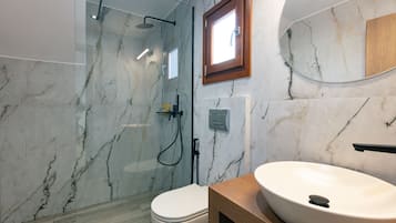 Superior Studio with Terrace & Open-Plan Bathtub | Bathroom
