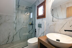 Superior Studio with Terrace & Open-Plan Bathtub | Kylpyhuone | Suihku, ilmaiset hygieniatuotteet, hiustenkuivaaja, pyyhkeet