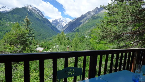 Een tafel met uitzicht op een bergachtig landschap.