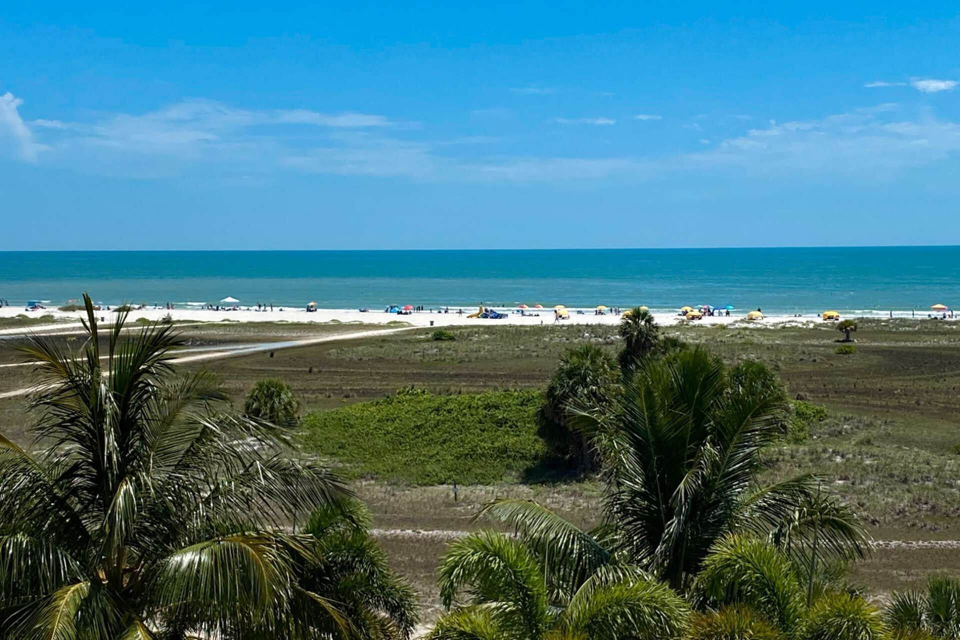 Plage, serviettes de plage, navigation en bateau à moteur