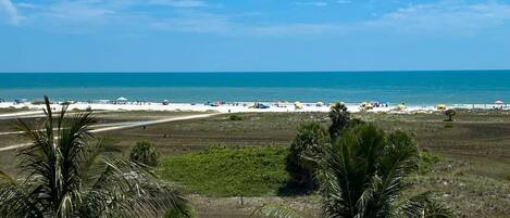 Plage, serviettes de plage, navigation en bateau à moteur