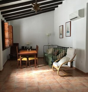 Televisie, een open haard, boeken en een stereo