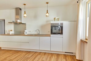 Réfrigérateur, four, lave-vaisselle, chaise haute