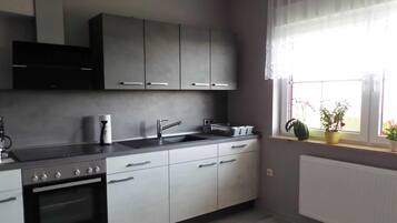 KĂŒhlschrank, Ofen, Hochstuhl