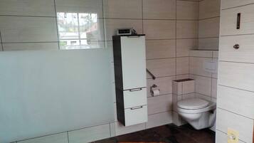 Dusche, Haartrockner, HandtĂŒcher, Toilettenpapier