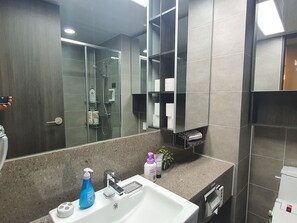 Dusche, kostenlose Toilettenartikel, Haartrockner, Handtücher