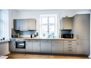 Kühlschrank, Mikrowelle, Ofen, Geschirrspüler