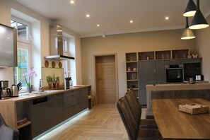 Kühlschrank, Ofen, Geschirrspüler, Wasserkocher mit Kaffee-/Teezubehör