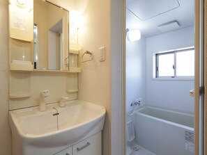 Apartment (302) | Badezimmer | Badewanne und Dusche (separat), kostenlose Toilettenartikel