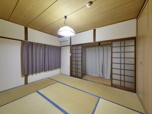 1 bedroom, blackout drapes, free WiFi - Oyado Kinokuniya Junin Machi (Nagasaki)