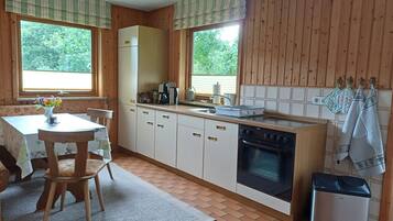 Kühlschrank, Mikrowelle, Ofen, Wasserkocher mit Kaffee-/Teezubehör