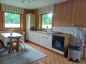 Kühlschrank, Mikrowelle, Ofen, Wasserkocher mit Kaffee-/Teezubehör