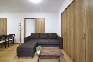 アパートメント (402) | リビング エリア | 薄型テレビ