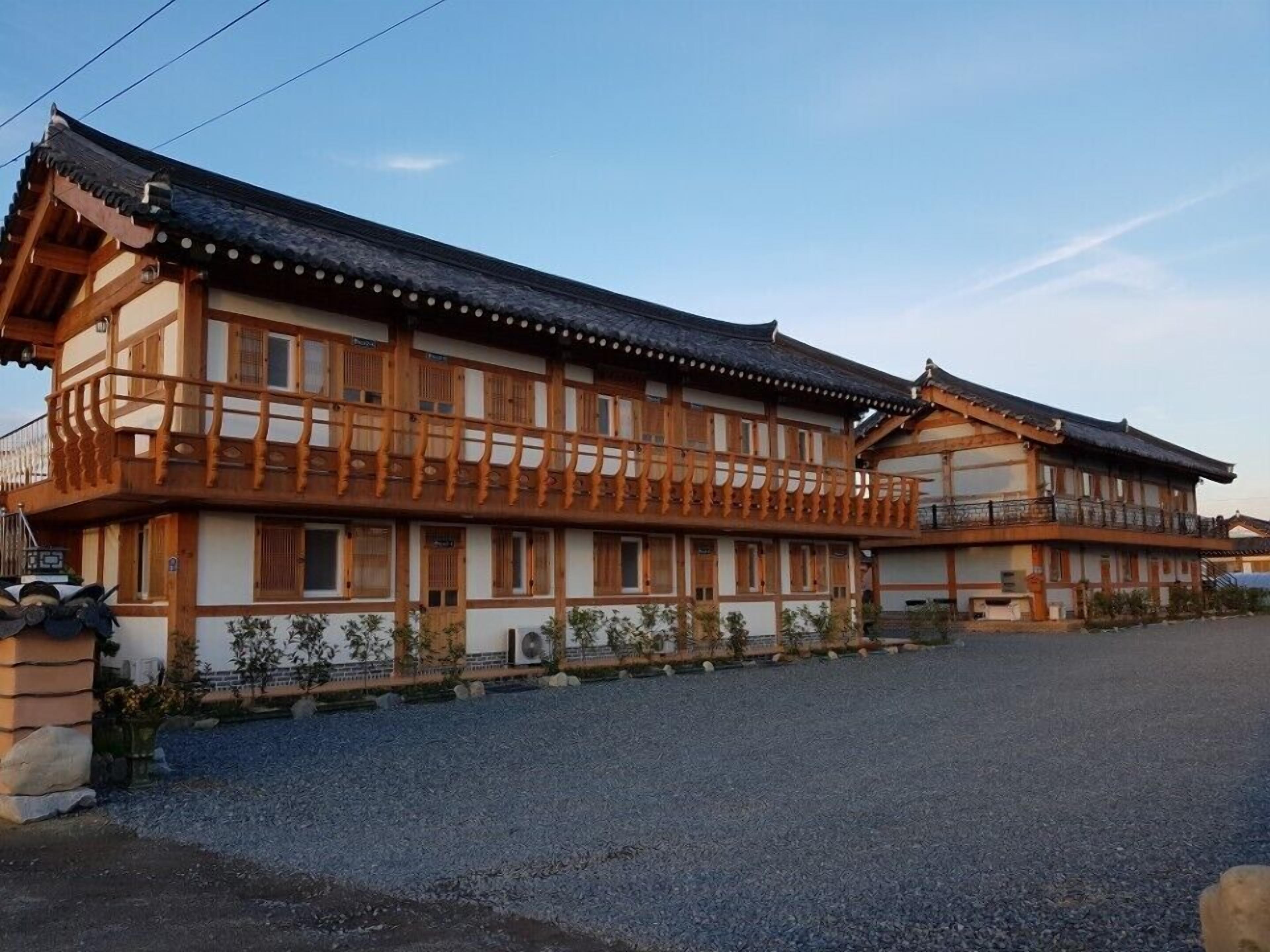 Il s'agit d'un bâtiment japonais traditionnel, caractérisé par une façade en bois, de nombreuses fenêtres et un toit recouvert de tuiles.