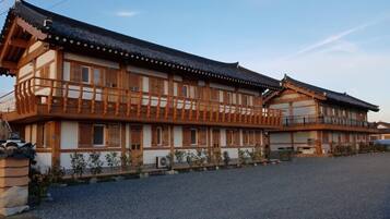 Il s'agit d'un bâtiment japonais traditionnel, caractérisé par une façade en bois, de nombreuses fenêtres et un toit recouvert de tuiles.