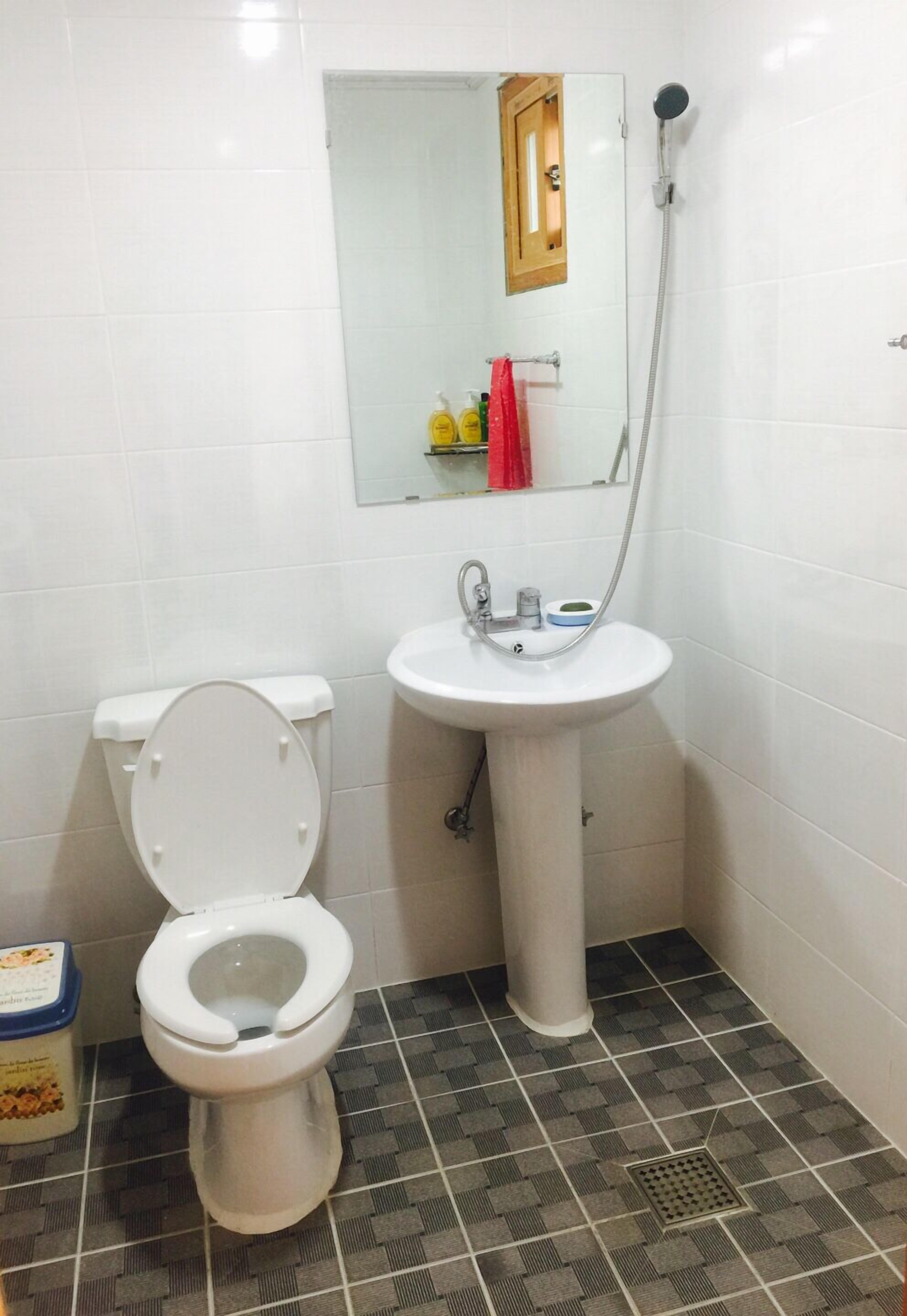 Standard Room | Bathroom | Shower, free toiletries, hair dryer, slippers
