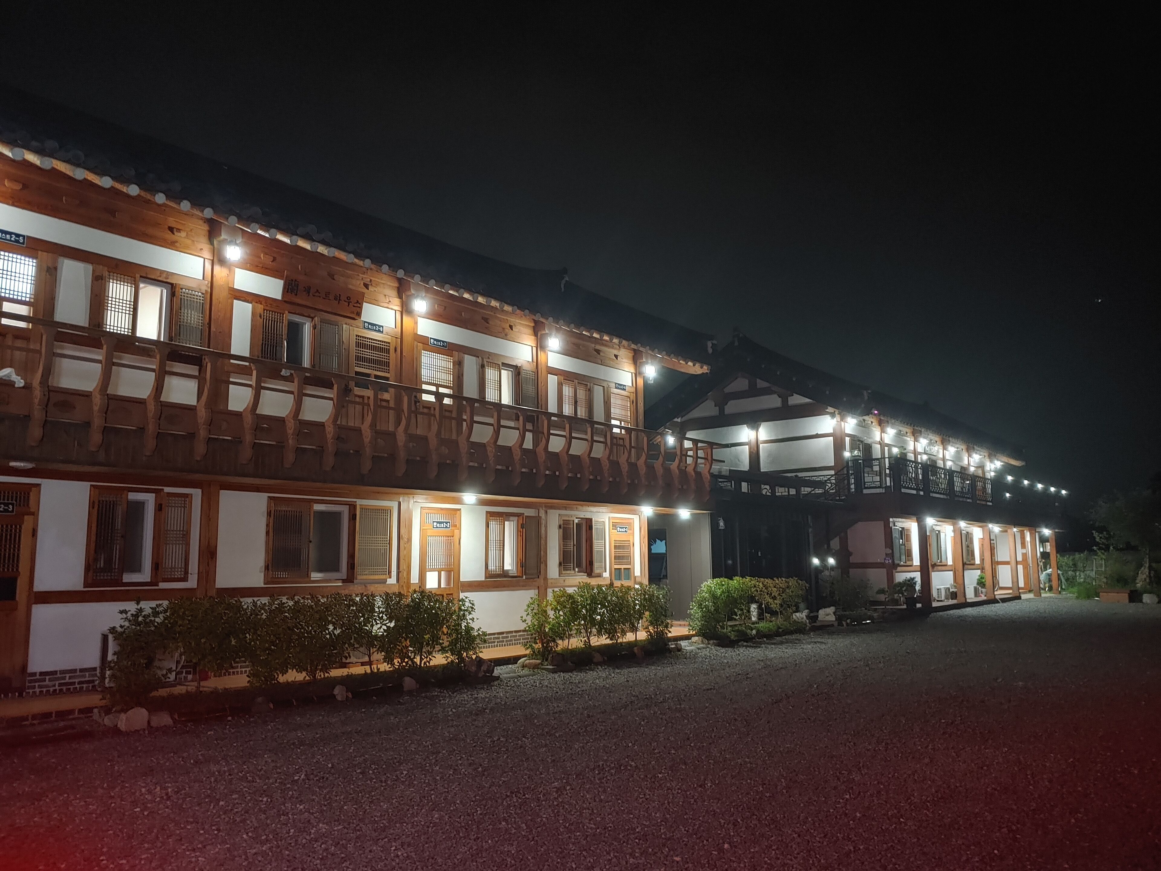 施設の正面 (日没後)