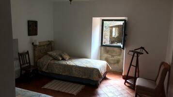 5 Schlafzimmer, Schreibtisch, Bügeleisen/Bügelbrett, WLAN