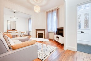 Télévision, cheminée, livres