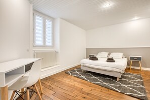4 bedrooms, desk, iron/ironing board, travel crib