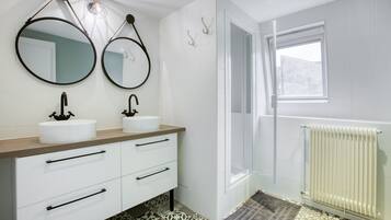 Baignoire, sèche-cheveux, serviettes fournies, papier toilette