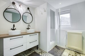 Baignoire, sèche-cheveux, serviettes fournies, papier toilette