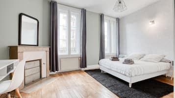 4 chambres, bureau, fer et planche à repasser, lit parapluie