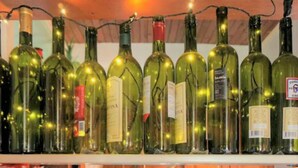 Una cocina con estufa, armarios y una lámpara colgante.