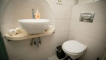 Quarto casal standard | Banheiro | Toalhas de banho, sabonete, papel higiênico