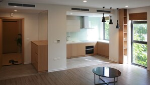 Leilighet – city, 2 soverom | Oppholdsområde | En 40-tommers smart-TV med kabel-kanaler samt TV
