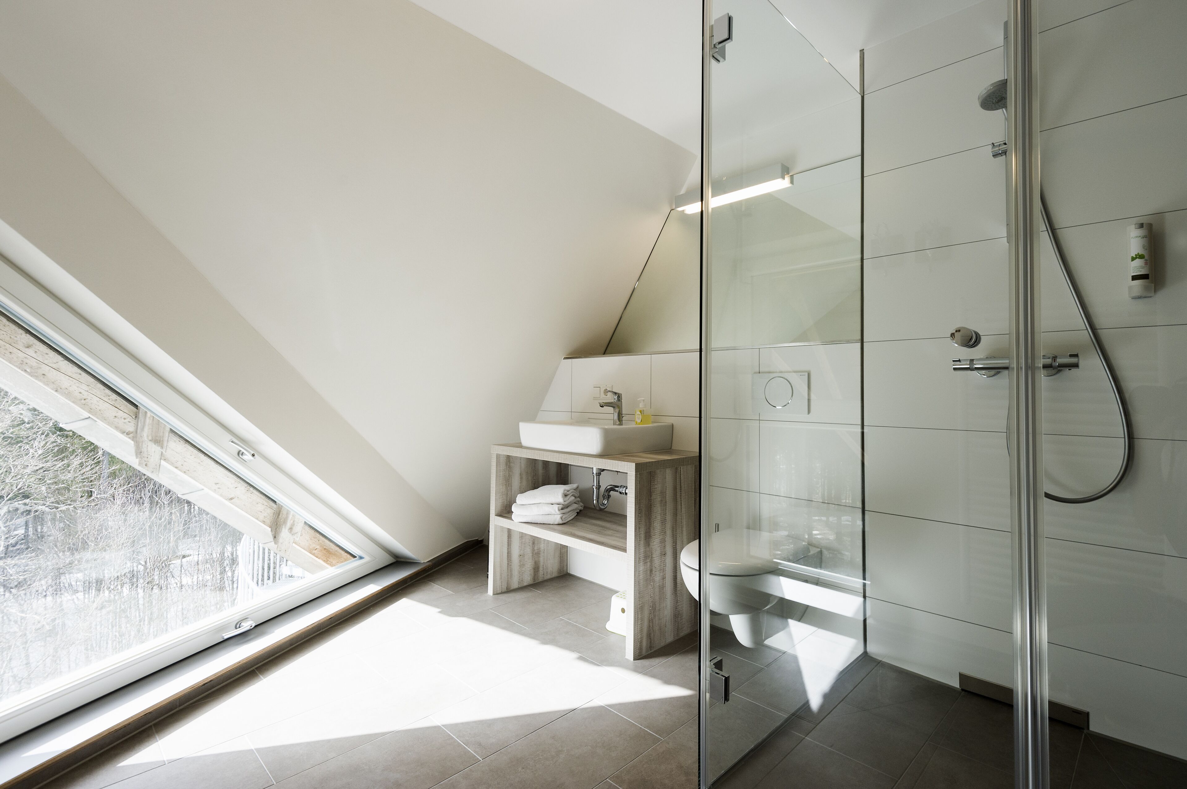 Appartement Maisonette | Bathroom | Shower, hair dryer, towels, soap
