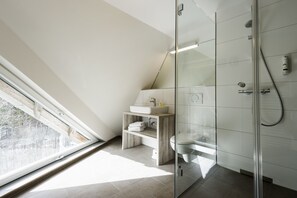 Appartement Maisonette | Bathroom | Shower, hair dryer, towels, soap - Berghaus Freiburg (Münstertal)