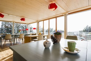 Petit déjeuner buffet (18 EUR par personne)