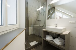 Estudio Gallery | Baño | Regadera, secadora de cabello, toallas, jabón 