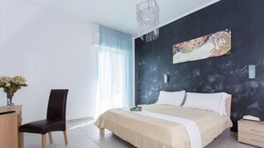 Un dormitorio moderno con una cama, un escritorio y una silla.