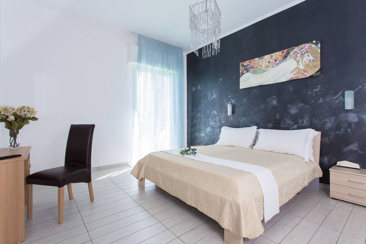 Habitación con 1 cama doble o 2 individuales | Caja fuerte, escritorio, cortinas opacas y wifi gratis