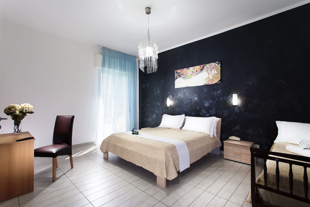 Habitación triple | Caja fuerte, escritorio, cortinas opacas y wifi gratis