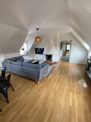 Apartment, 3 Bedrooms (301) | Living area | Flat-screen TV