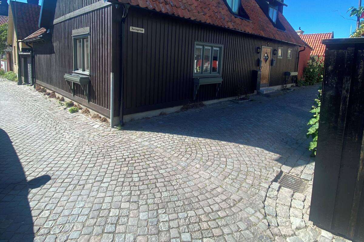 A traditional wooden building with a sloped roof and a sign reading "Kørehus".