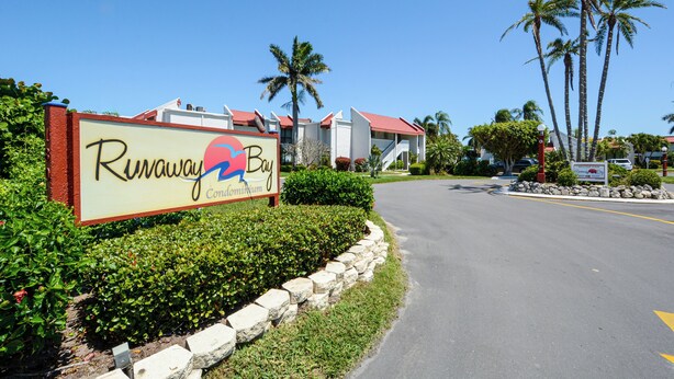 Schild für das Ruwaway Bay Condominium, mit einer gut ausgebauten Zufahrtsstraße zum Anwesen.