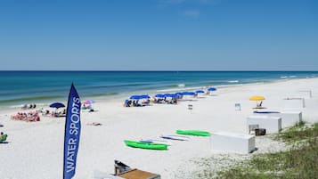 En la playa y kayaks