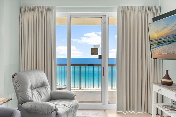 Studio (3 Bedrooms) | Living area