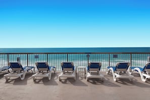 Un’area relax in spiaggia con lettini e vista sull'oceano.