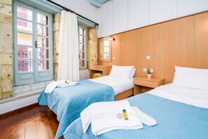 Habitación triple básica | Caja de seguridad en la habitación, wifi gratis y ropa de cama 