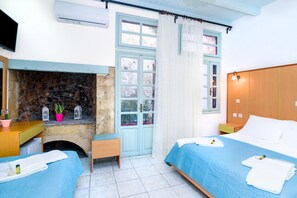 Habitación triple estándar | Caja de seguridad en la habitación, wifi gratis y ropa de cama 