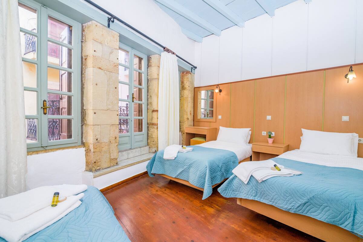 Basic Triple Room | In-room safe, WiFi (free), bed sheets